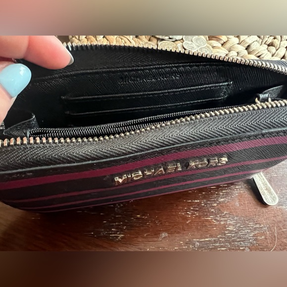 Michael Kors wallet - Picture 2 of 3